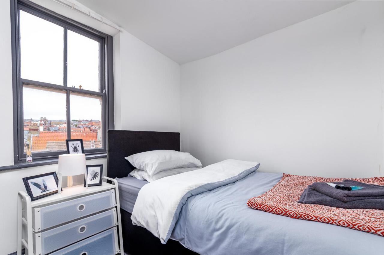 Ga L Whitby Central Екстериор снимка