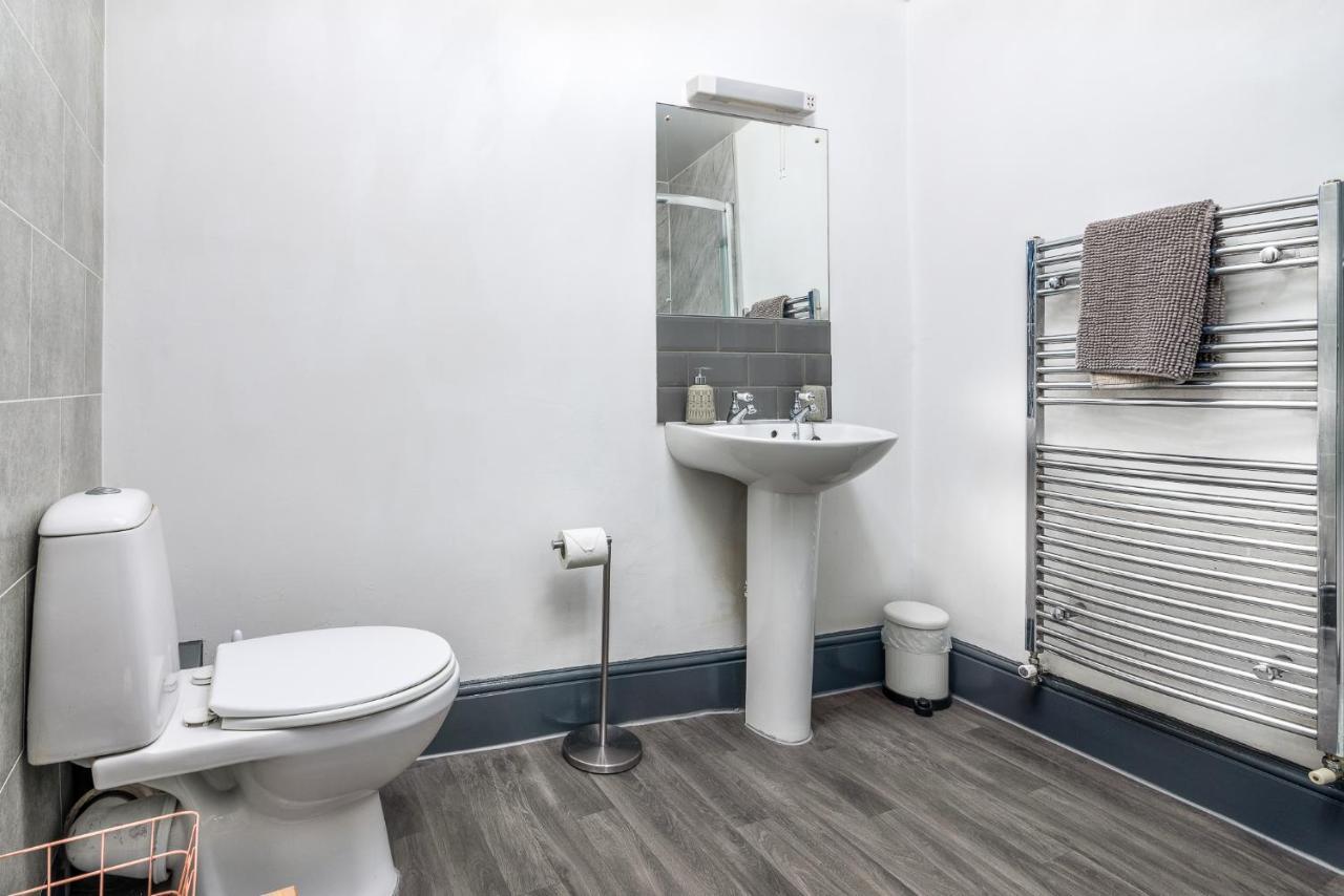 Ga L Whitby Central Екстериор снимка